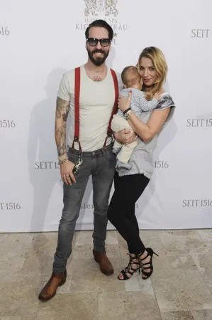 Alec Völkel und Freundin Johanna Michels mit Sohn Charlie Joe
