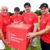 Spenden für den guten Zweck (von links): Robert Luebenoff, Christian Neureuther mit Felix Neureuther, Alexander Luebenoff im Golfclub Beuerberg.