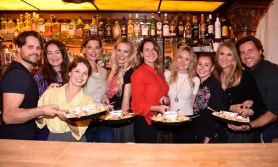 Prominente servieren in der Gärtnerplatz Alm ein Fondue für Senioren.