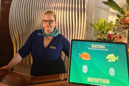 Andreas Schneider ist die Rezeptionistin in der Serie Club Las Piranjas.