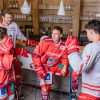 Spieler der Eisbären Regensburg besuchen das ibis Hotel.