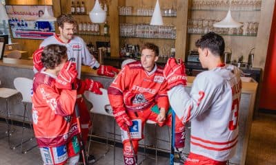 Spieler der Eisbären Regensburg besuchen das ibis Hotel.