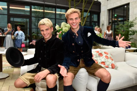 Sie tragen Trachten: Julian Cidic und Luka Cidic.