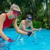 Auf Waterbikes im Pool.