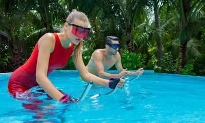 Auf Waterbikes im Pool.