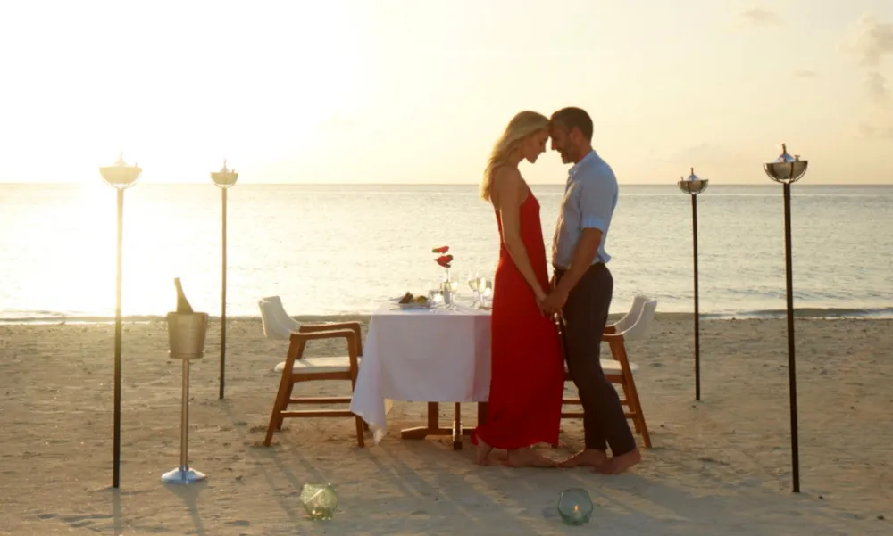 Private Candle Light Dinner am Strand des Sandals Grande Antigua.