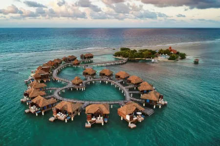 Die Overwater Villas und Bungalows im Sandals Royal Caribbean in Montego Bay, Jamaika.