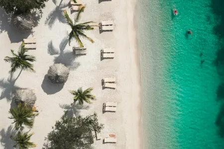 Bei der Sunset Catamaran Cruise mit Island Routes segelt der Katamaran vom Sandals Royal Curaçao aus entspannt die Südküste entlang.