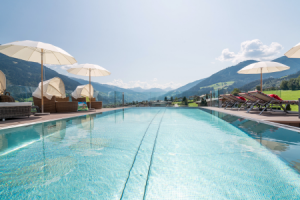 Outdoorpool mit Bergpanorama ©Mia Alpina
