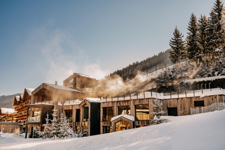 Entspannung pur: In den Outdoorbereichen des waldSPA lässt sich die Wintersonne und frische Bergluft genießen.