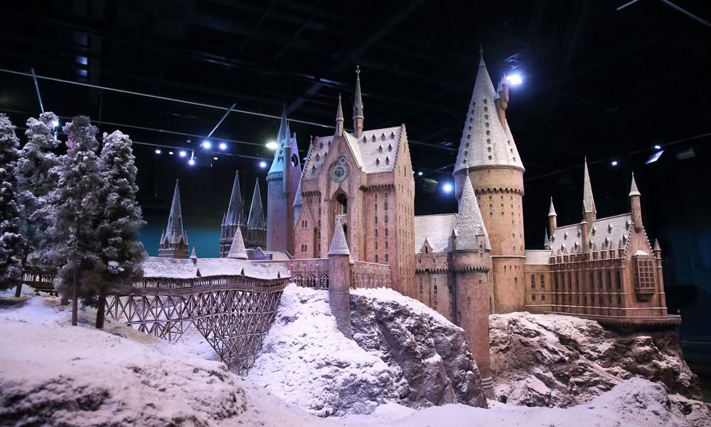 Das imposante Hogwarts-Modell ist dank der Spezialeffekte wie im Film mit Schnee bedeckt