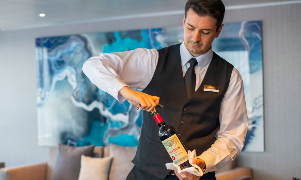 Butler Nenad Popovic entkorkt Rotwein in Luxus Suite