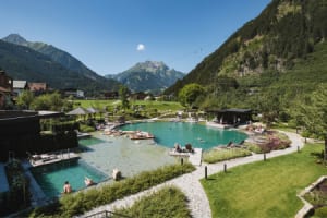 Naturbadesee und Romantikgarten ©Neuhaus Zillertal Resort
