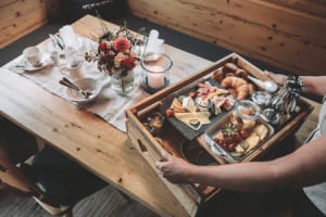 Frühstück wird geliefert ©Alpzitt Chalets