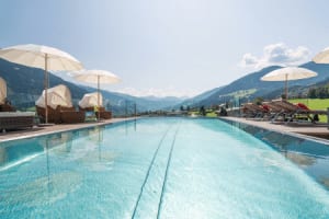 Outdoorpool mit Bergpanorama ©Mia Alpina