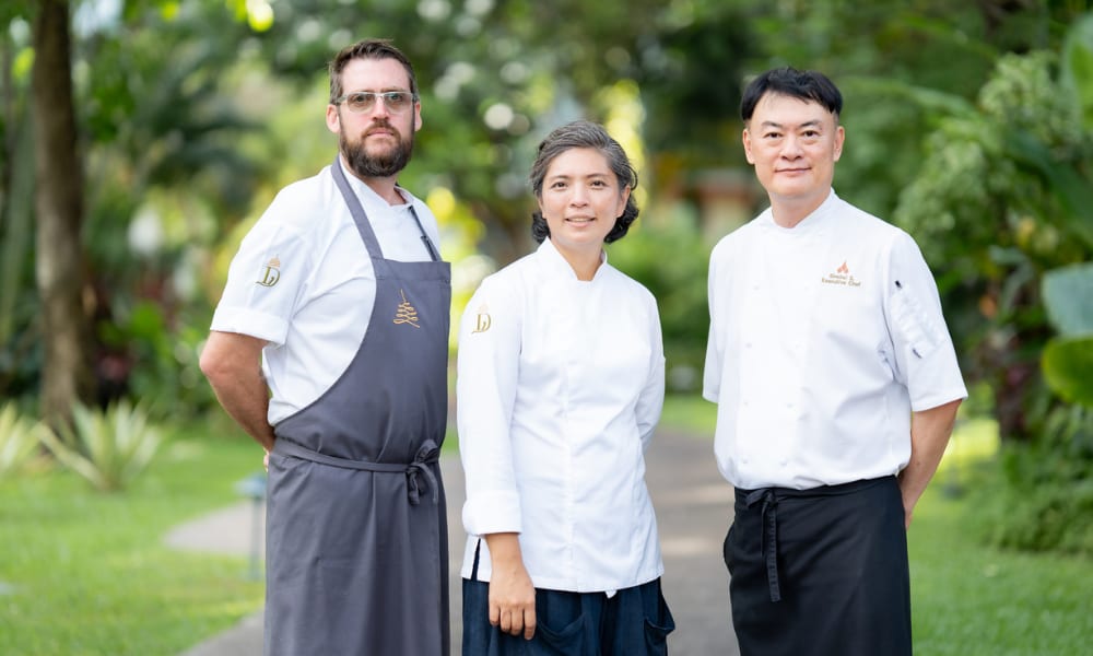 Küchenchef Dylan Jones, Küchenchefin Duangporn „Bo“ Songvisava, die Gründer von Bo.lan, und Küchenchef Sinchai Srivipa, Chefkoch des Chiva-Som Hua Hin © Chiva Som Hua Hin