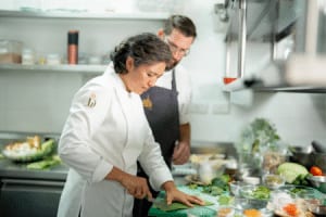 Küchenchef Dylan Jones und Küchenchefin Duangporn „Bo“ Songvisava © Chiva Som Hua Hin