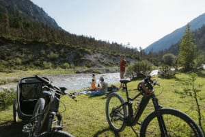 Biketour Pause am Fluss in der Region Seefeld © Region Seefeld