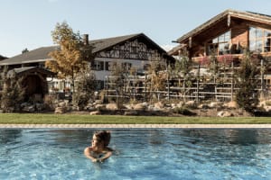 Schwimmen mit alpinen Charme ©Studio Waelder-Alpzitt Chalets