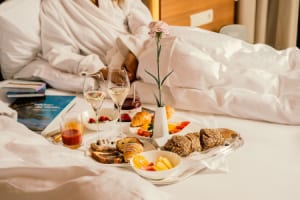 Frühstück im Bett oder im Garten gehört zu den Wohlfühlmomenten im Südtiroler Hotel Mignon Meran Park & Spa © Hotel Mignon Meran Park & Spa