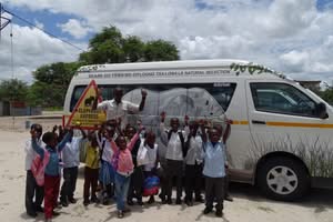 Der_Elephant_Express_in_Botswana_bringt_Kinder_durch_Elefantenterrain_sicher_zur_Schule.png