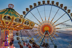 Wiesn_Kettenkarussell_und_Riesenrad.png